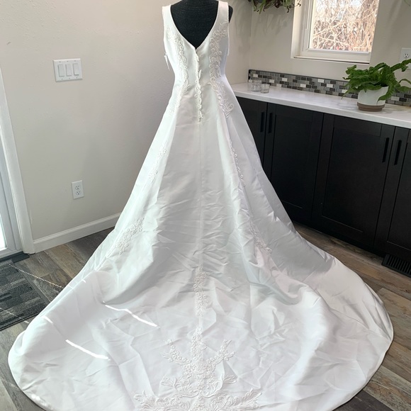 🚫SOLD🚫Exquisite Embroidered Soft White Wedding Gown sz 14 - Picture 10 of 11